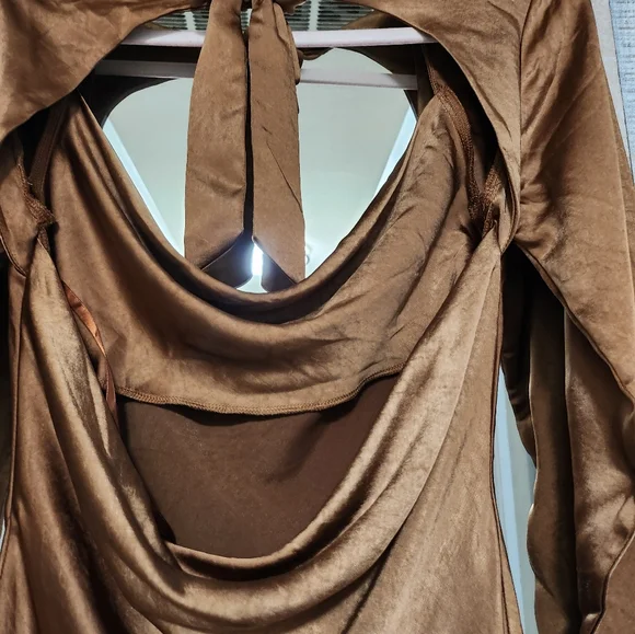 Selfie LeslieChamps Elysees Long Sleeve Open Back Mini Dress Chocolate Small - Picture 5 of 9